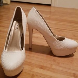 White pumps 8.5